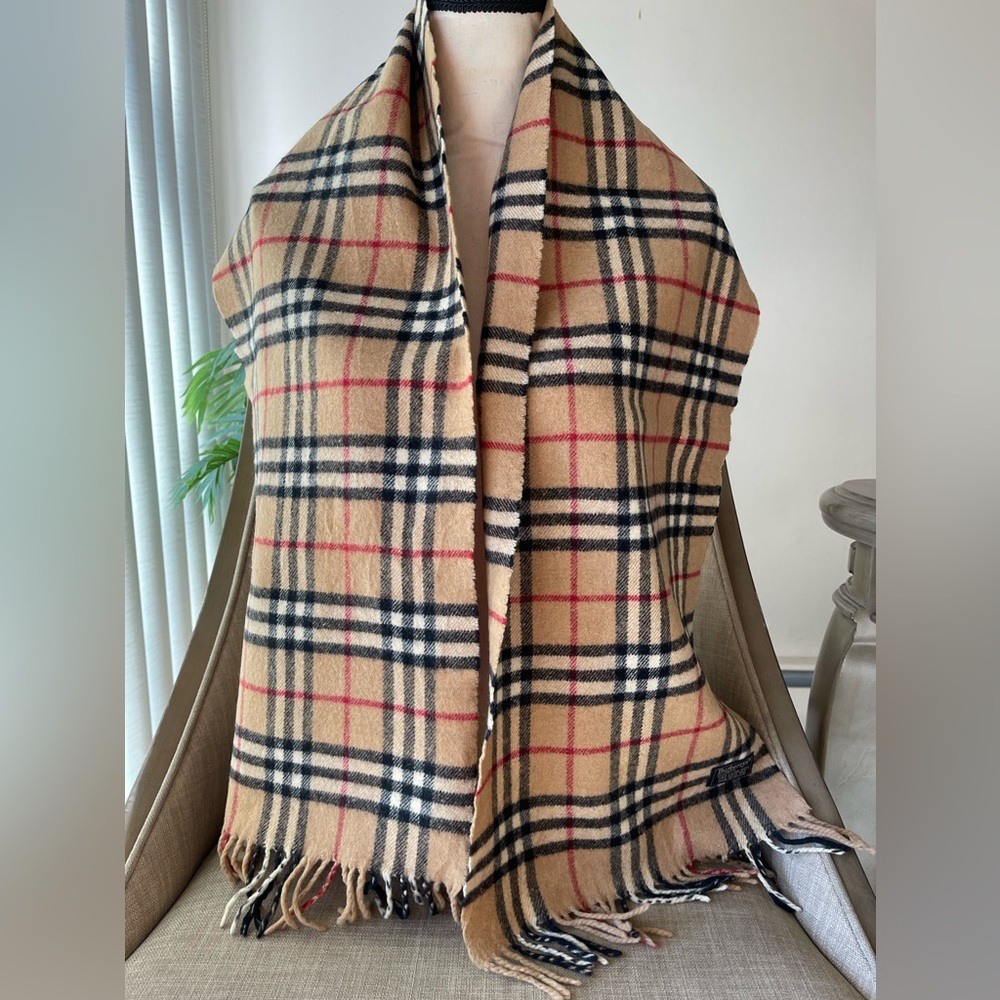 Authentic vintage Burberrys vintage nova check tan scarf (D5096)